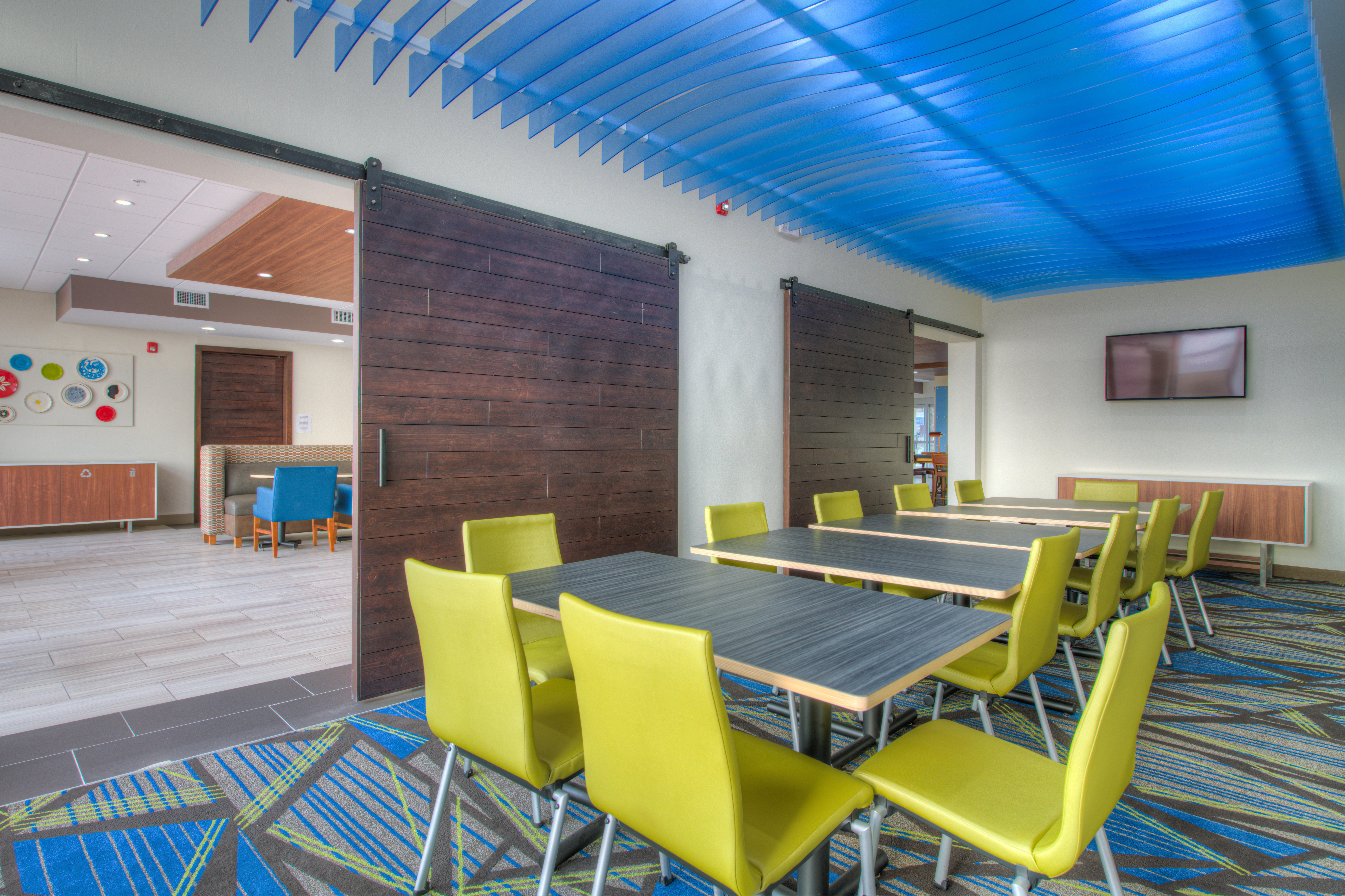 Holiday Inn Express & Suites - Remington By Ihg Exterior photo